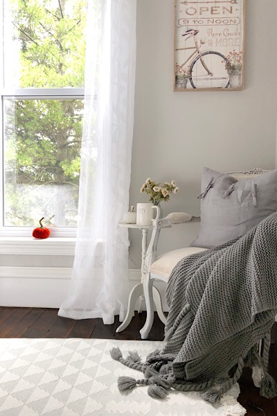 Fall Decor for the bedroom - Cozy corner