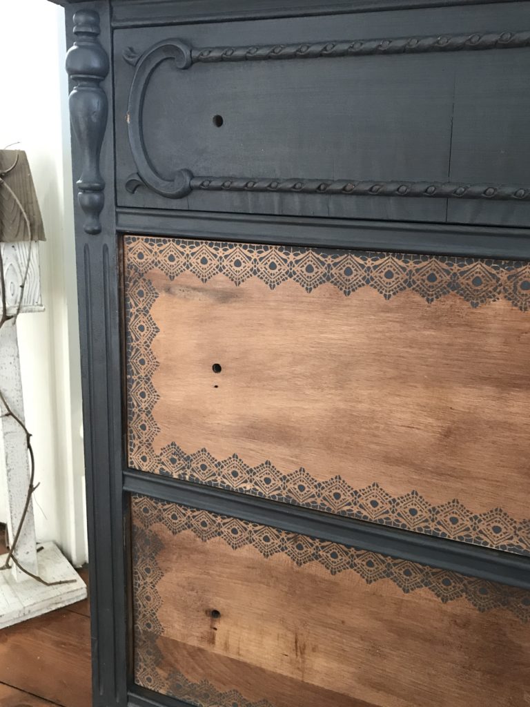 Chalkpainted dresser Revamp stencilled drawers