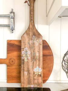 Stencilled cutting board DIY for Spring